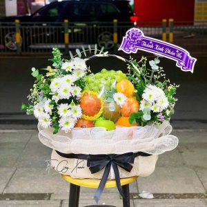 Cửa hàng trái cây bán giỏ đi viếng đám Tang