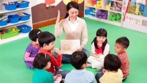 Cách đưa phong bì cho cô giáo mầm non