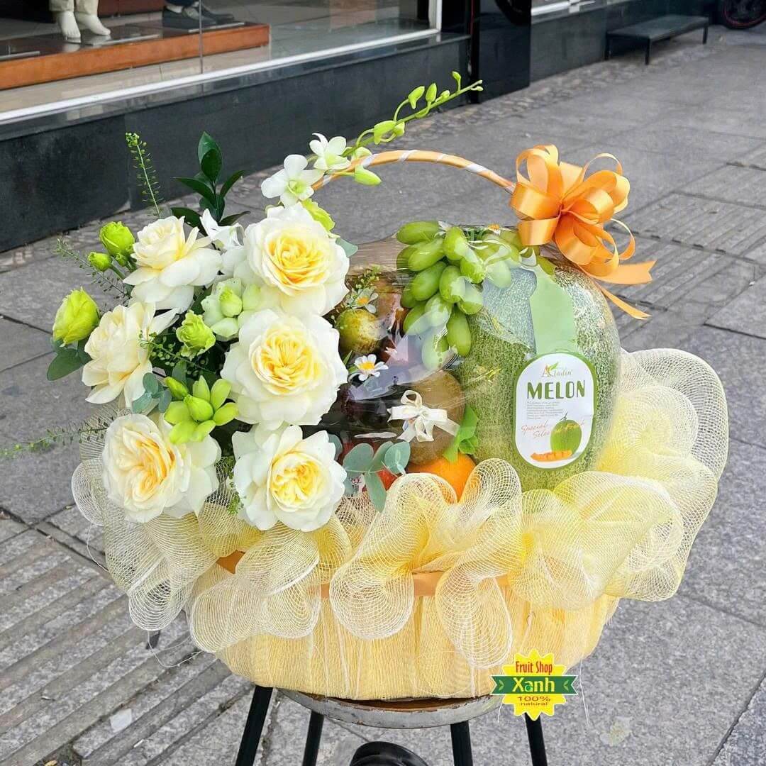 Lãng hoa quả kèm trái cây tươi