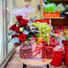 Giỏ hoa quả tone đỏ sang trọng quà tặng ý nghĩa