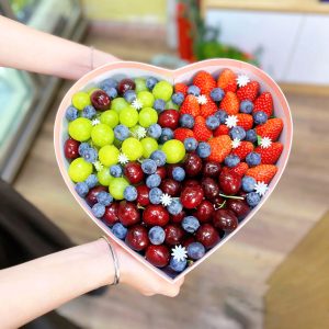 Hộp trái cây mix hình trái tim nhiều loại trái cây tươi đẹp