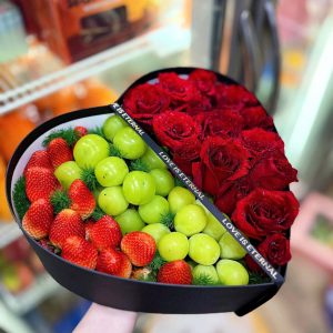 Hộp trái cây dâu tây, nho xanh & hoa hồng đỏ