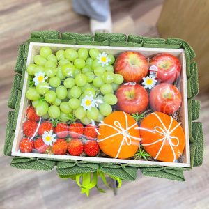 Khay Trái Cây Cao Cấp Dâu, Quýt, Táo Envy & Nho Xanh