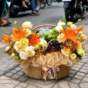 Giỏ trái cây cúng Giỗ Tổ Nghề kết hợp hoa ly cam, hoa hồng và nho nhập khẩu cao cấp.