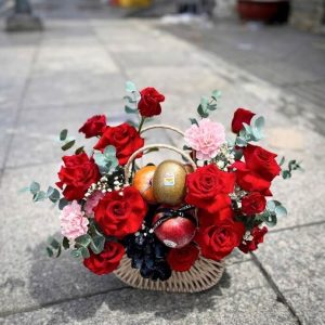 Giỏ trái cây 20/10 kèm hoa hồng đỏ làm quà tặng phụ nữ