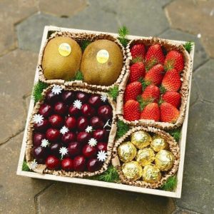 Khay trái cây kèm socola làm quà tặng 20/10